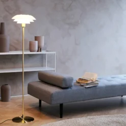 Dyberg Larsen lámpara de pie DL31, color latón, altura 133 cm
