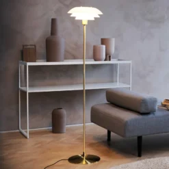 Dyberg Larsen lámpara de pie DL31, color latón, altura 133 cm