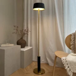 Dyberg Larsen Lámpara de pie LED recargable Yoyo, negra, altura 125 cm