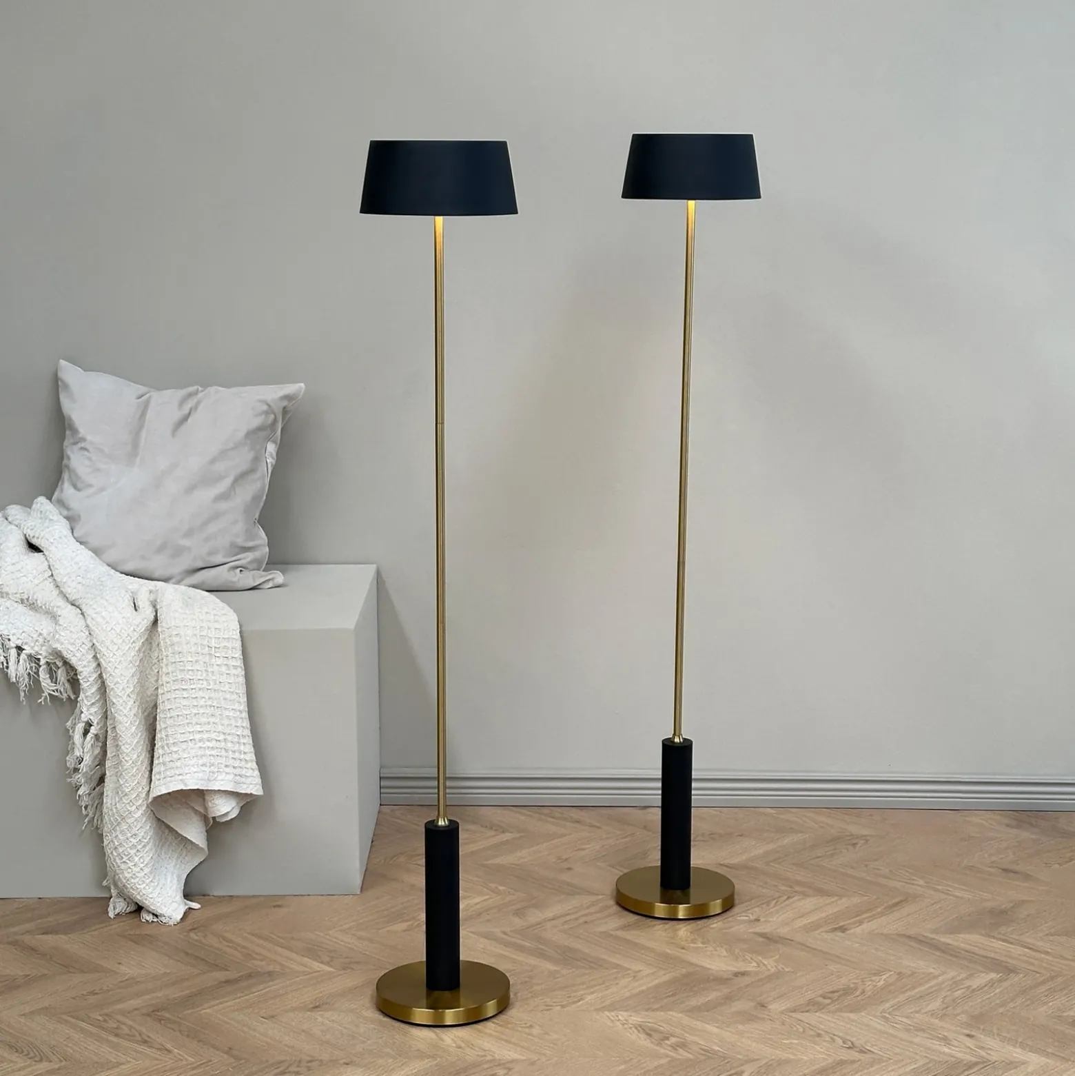 Dyberg Larsen Lámpara de pie LED recargable Yoyo, negra, altura 125 cm
