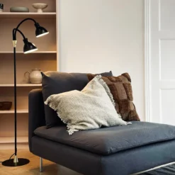 Dyberg Larsen Lámpara de pie Lilje, negro, altura 135 cm, 2 luces.