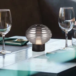 Earl lámpara de mesa LED recargable, negro/humo, altura 14,5 cm, cristal
