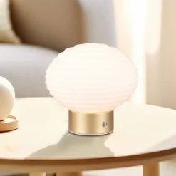 Earl lámpara de mesa LED recargable, latón/opal, altura 14,5 cm, cristal