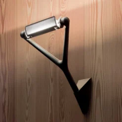 Extravagante lámpara de pared Lola en negro