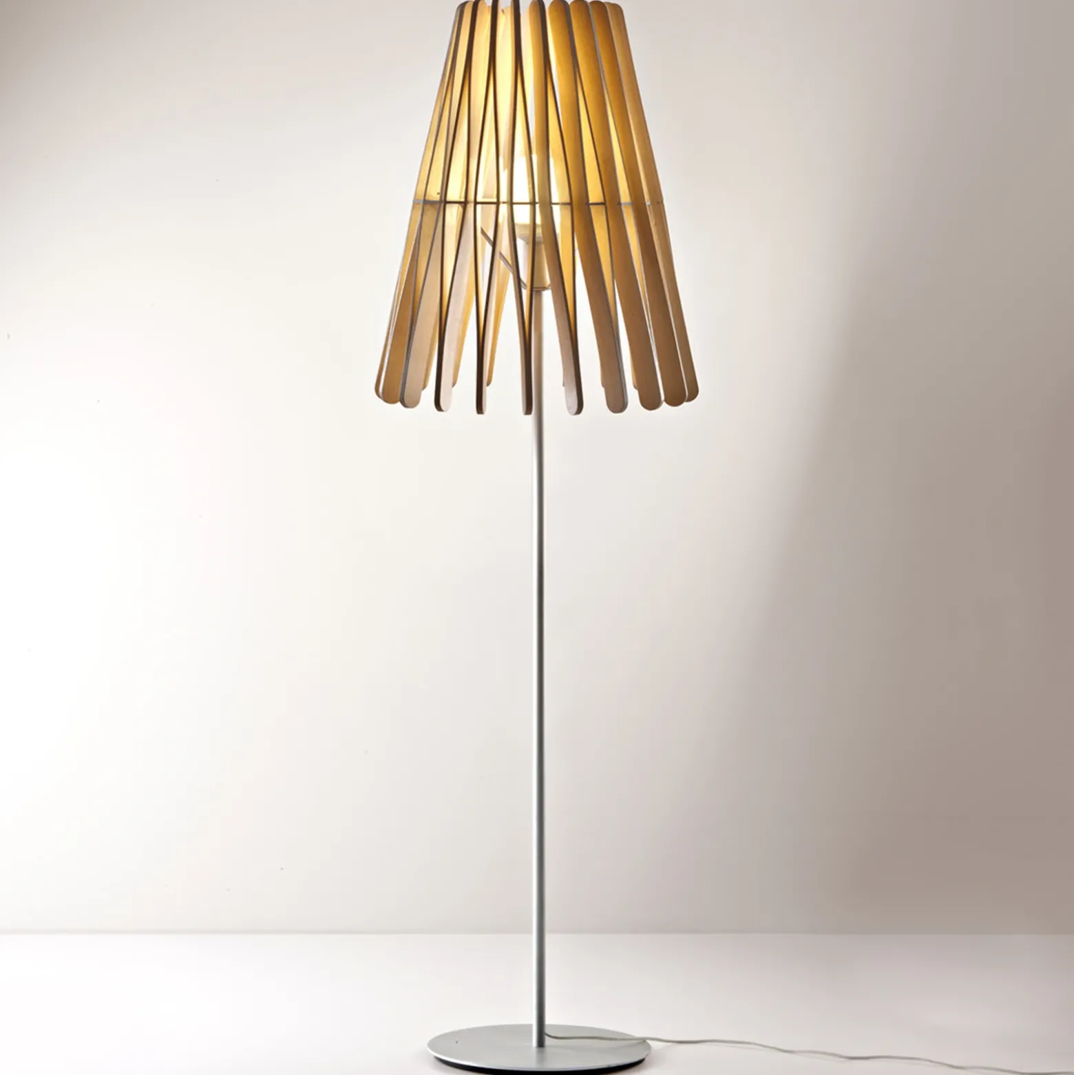 Fabbian Stick lámpara de pie de madera, forma cono