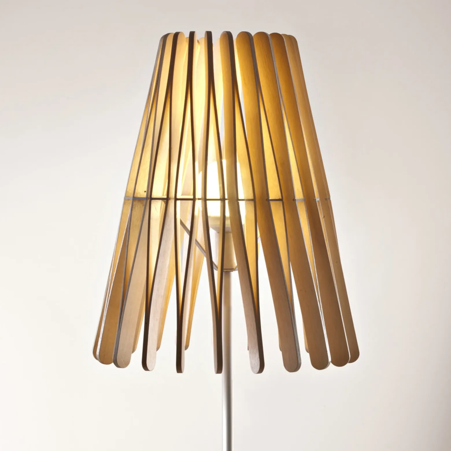 Fabbian Stick lámpara de pie de madera, forma cono