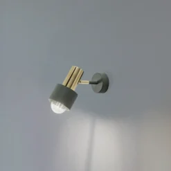 Foco de pared Destin, de 1 luz, verde/latón