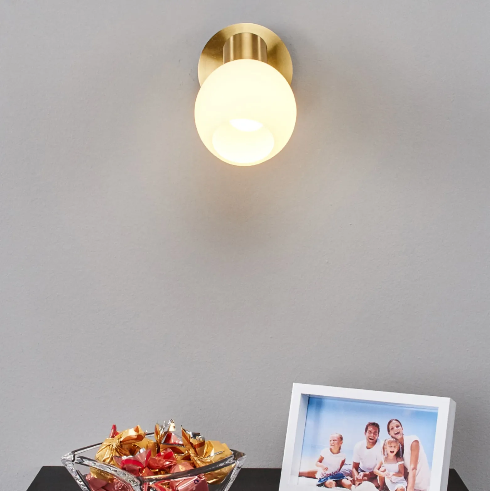 Foco de pared Lindby Elaina, color latón, cristal, 14 cm de altura, E14