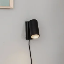 Foco de pared Mono I con enchufe negro