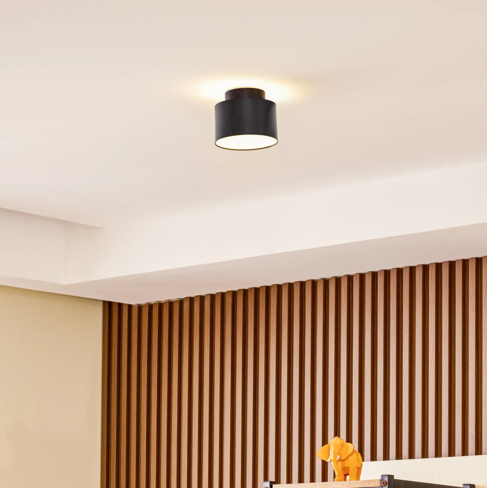 Foco LED Lindby Nivoria, 11 x 9 cm, negro, metal