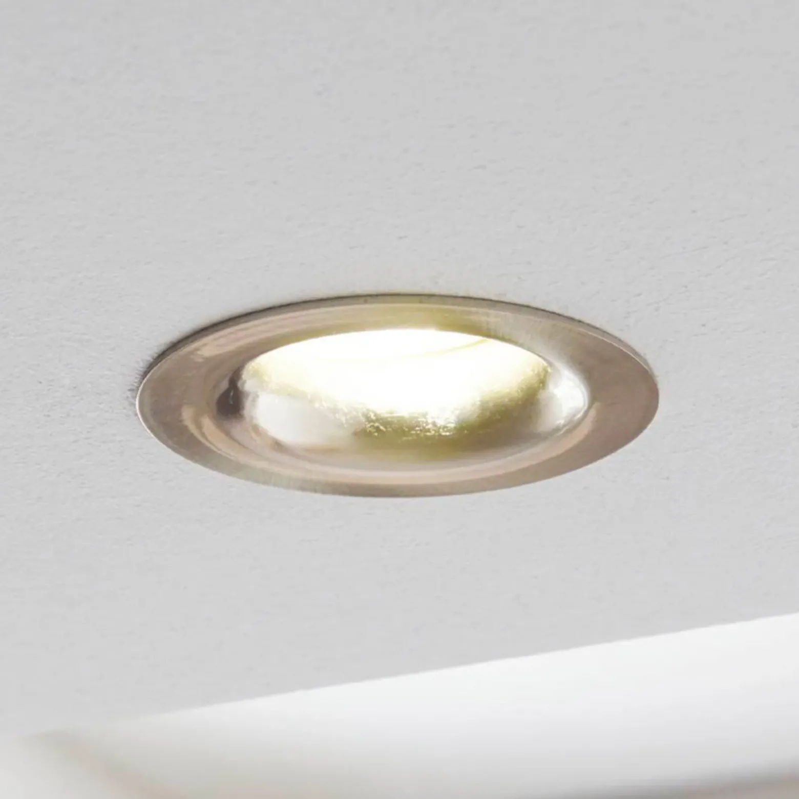 Foco LED Saliceto redondo rígido 2.700K níquel