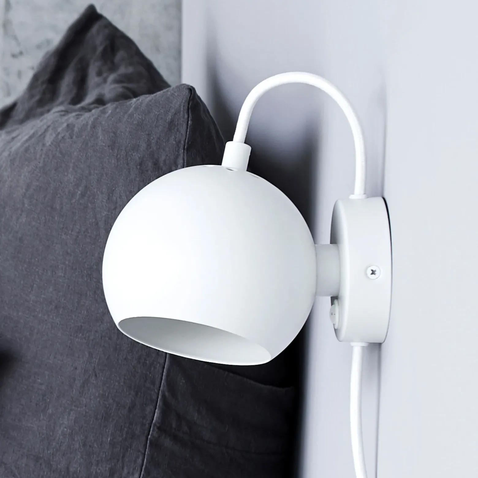 FRANDSEN aplique de pared Bola Magnética, blanco mate