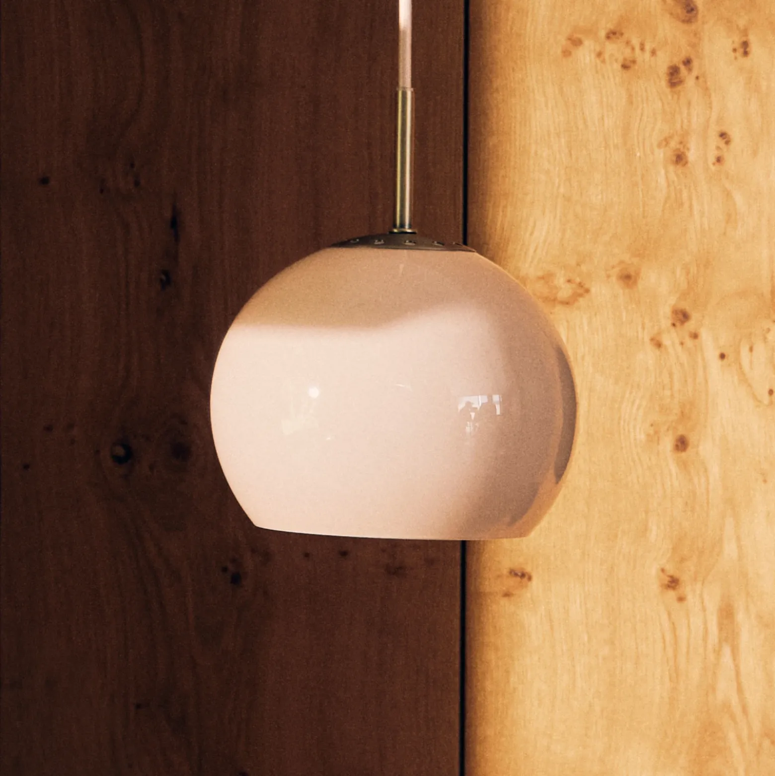 FRANDSEN Lámpara colgante bola, gris arena, Ø 18 cm, cristal