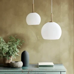 FRANDSEN Lámpara colgante bola, blanco opal, Ø 25 cm, cristal