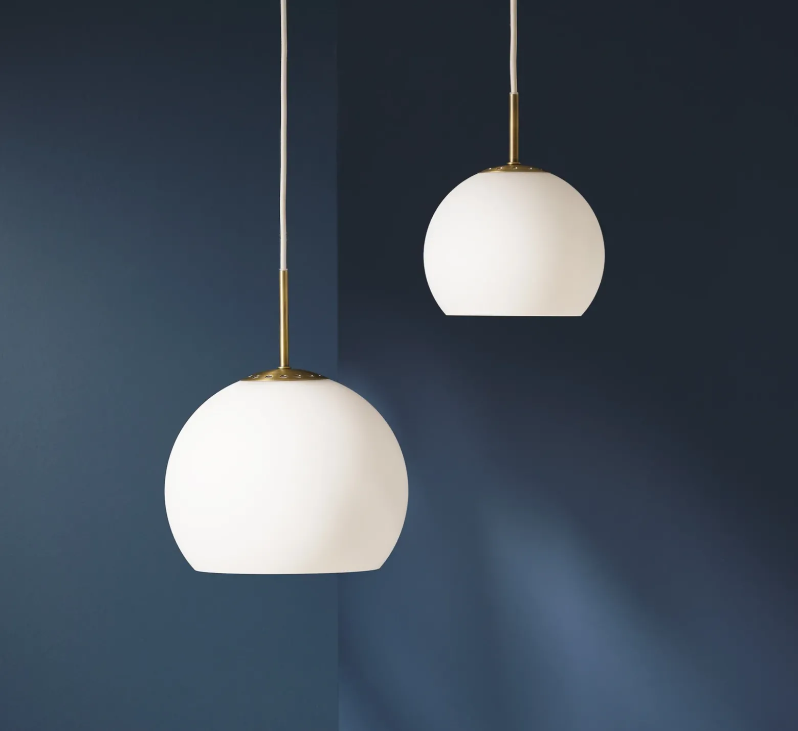 FRANDSEN Lámpara colgante bola, blanco opal, Ø 18 cm, cristal