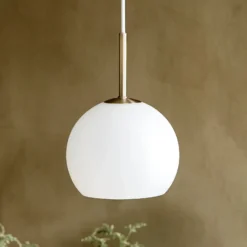 FRANDSEN Lámpara colgante bola, blanco opal, Ø 18 cm, cristal