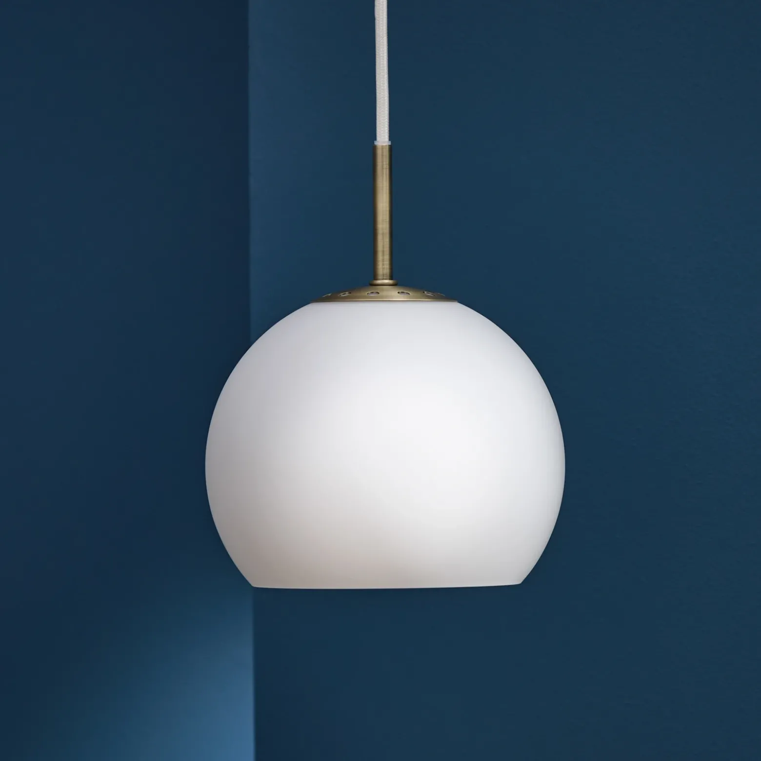 FRANDSEN Lámpara colgante bola, blanco opal, Ø 18 cm, cristal