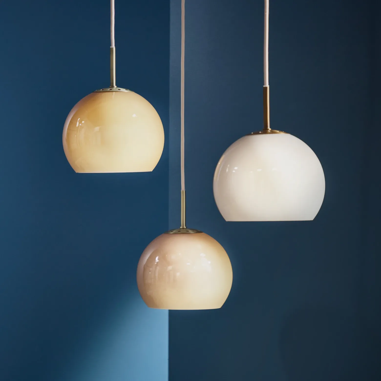 FRANDSEN Lámpara colgante de bola, ámbar, Ø 18 cm, cristal