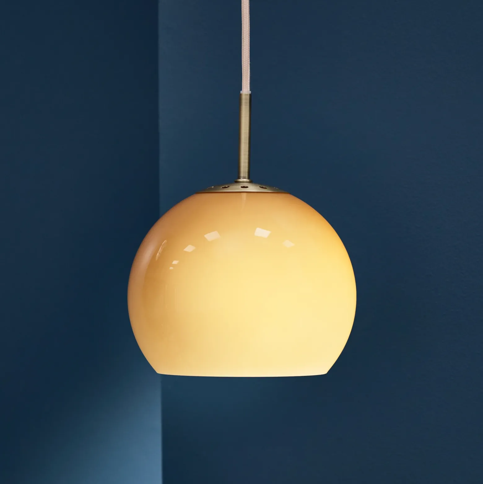 FRANDSEN Lámpara colgante de bola, ámbar, Ø 18 cm, cristal