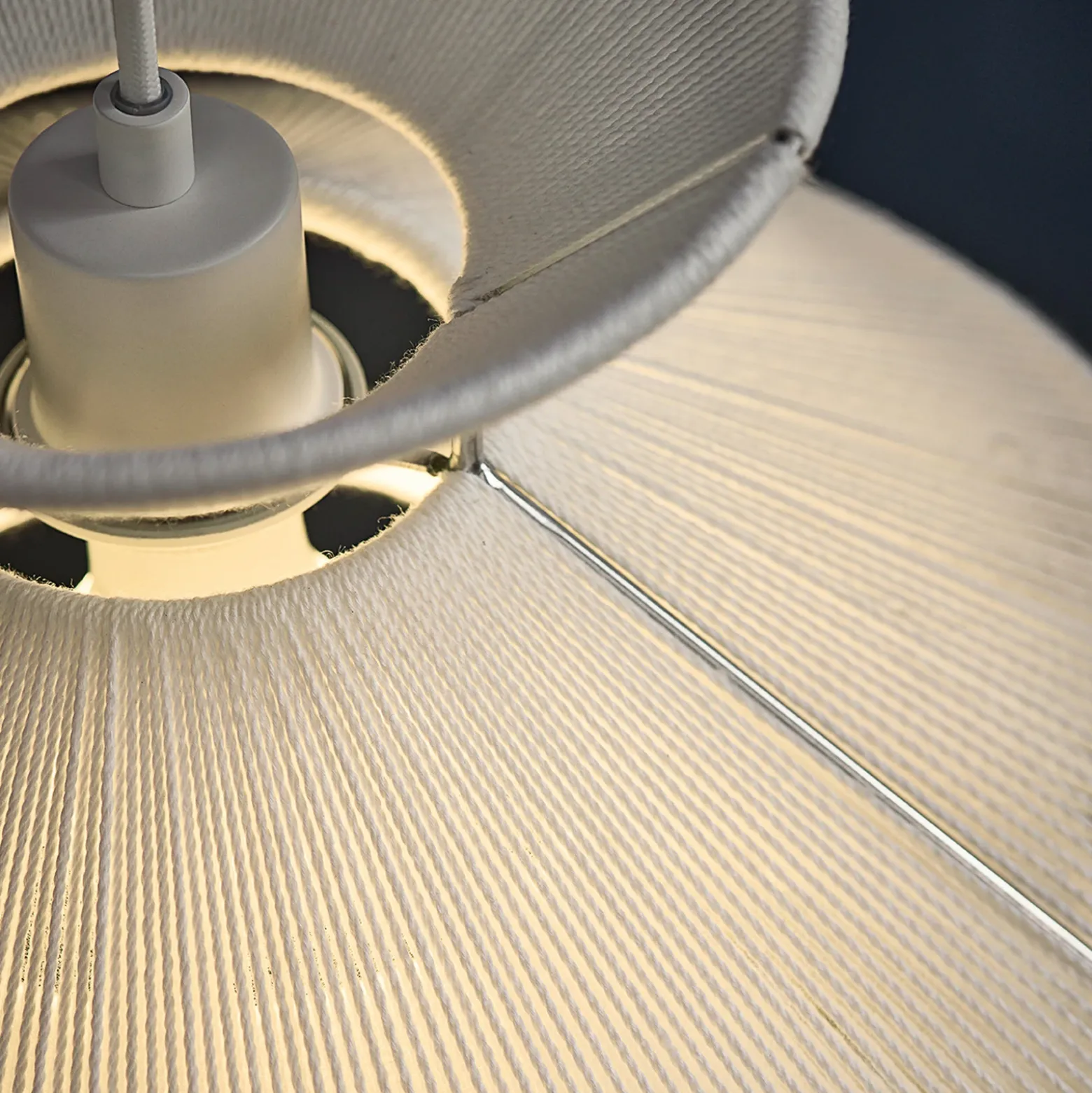 FRANDSEN Lámpara colgante Kiku blanca, Ø 35,5 cm, metal/lino