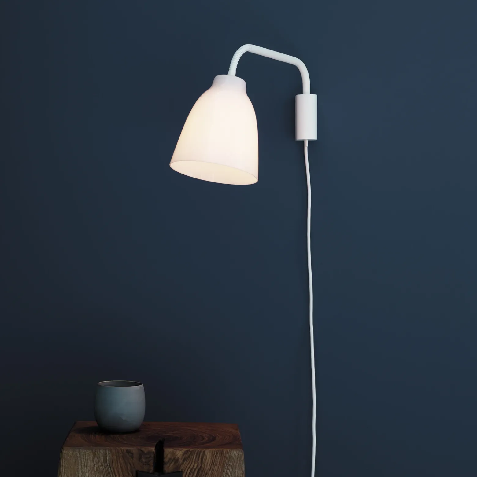 FRITZ HANSEN Caravaggio aplique vidrio opalino
