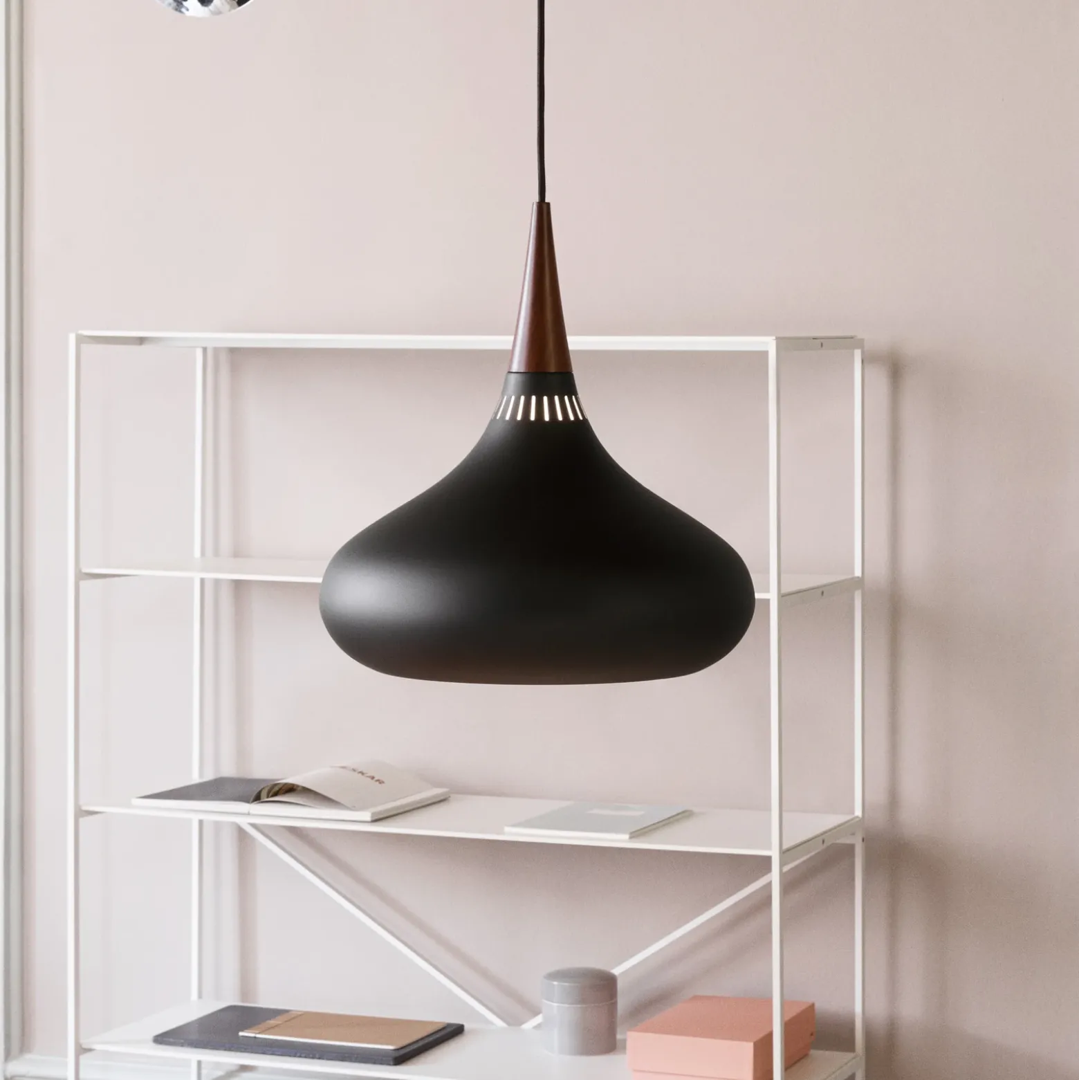 FRITZ HANSEN Orient P2 Lámpara colgante negro/rosa Ø 34 cm