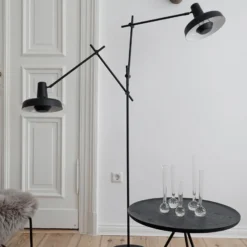 GRUPA Arigato lámpara de pie, 2 luces, negro