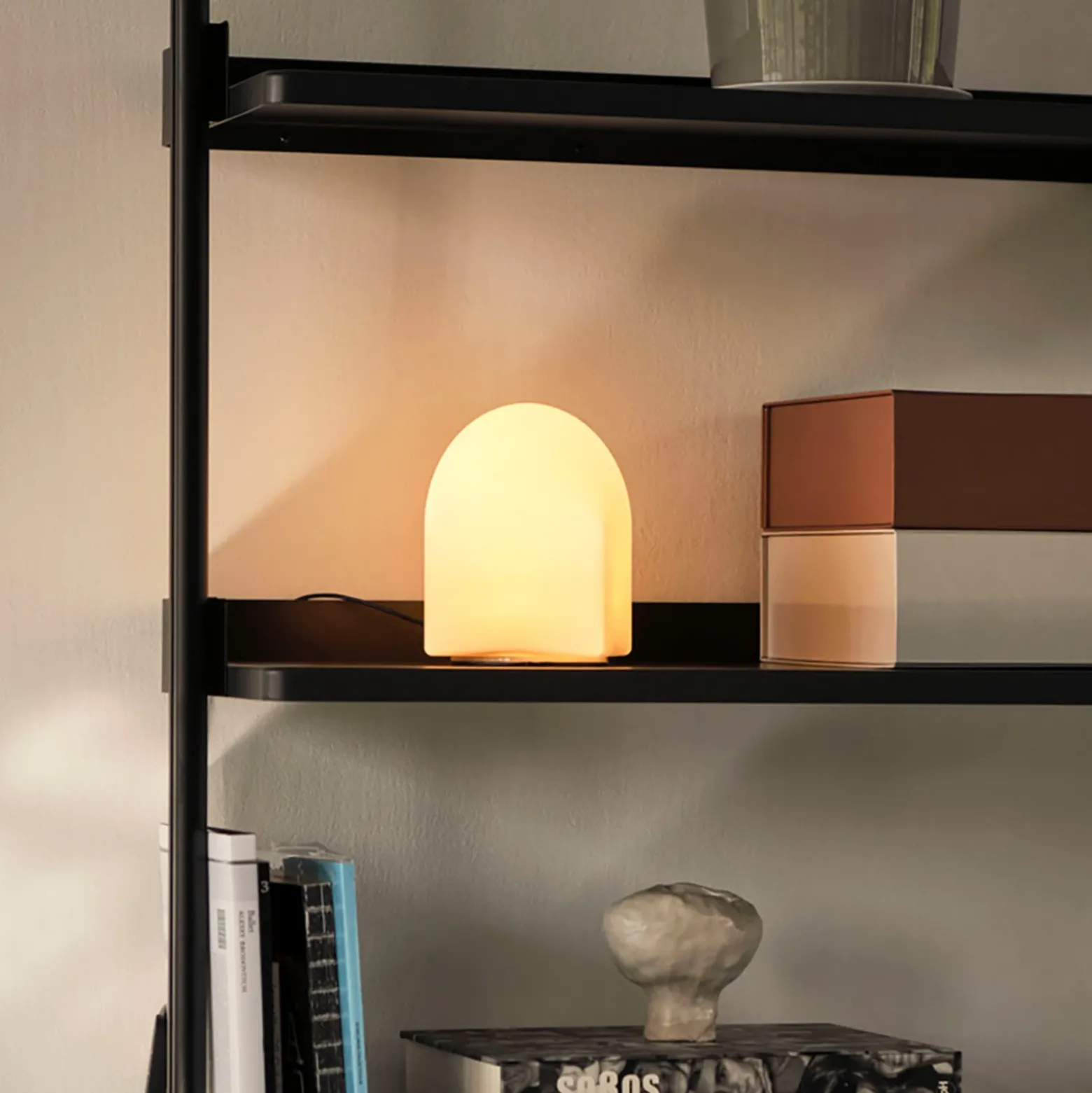 HAY Parade Lámpara de mesa LED concha blanca altura 16 cm