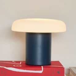 Hübsch Ateliers lámpara de mesa, azul oscuro, blanco, vidrio, hierro