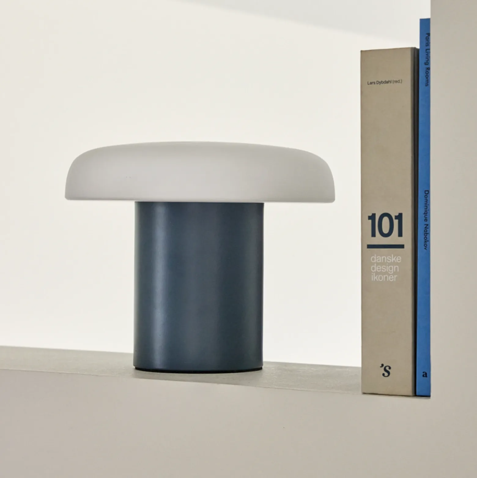 Hübsch Ateliers lámpara de mesa, azul oscuro, blanco, vidrio, hierro