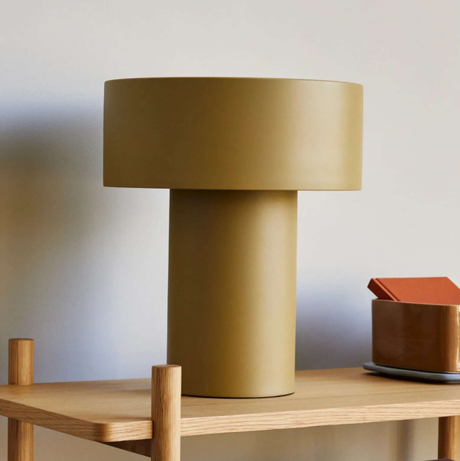 Hübsch Lámpara de mesa Aki, caqui, hierro, E27, altura 37 cm