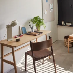 Hübsch Lámpara de mesa LED Crea, color arena, aluminio, hierro