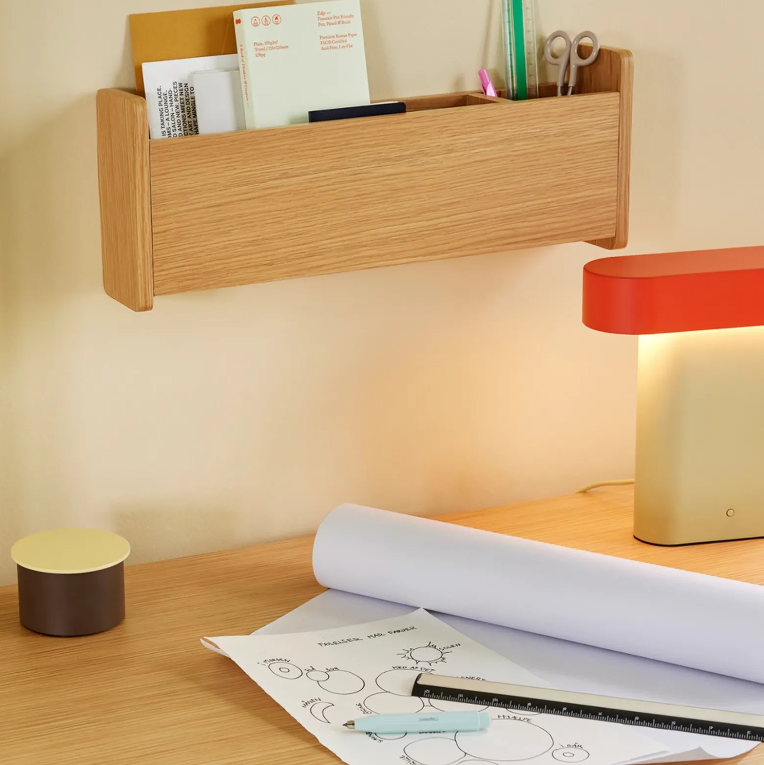 Hübsch Lámpara de mesa LED Sleek, verde claro/rojo, hierro, PC