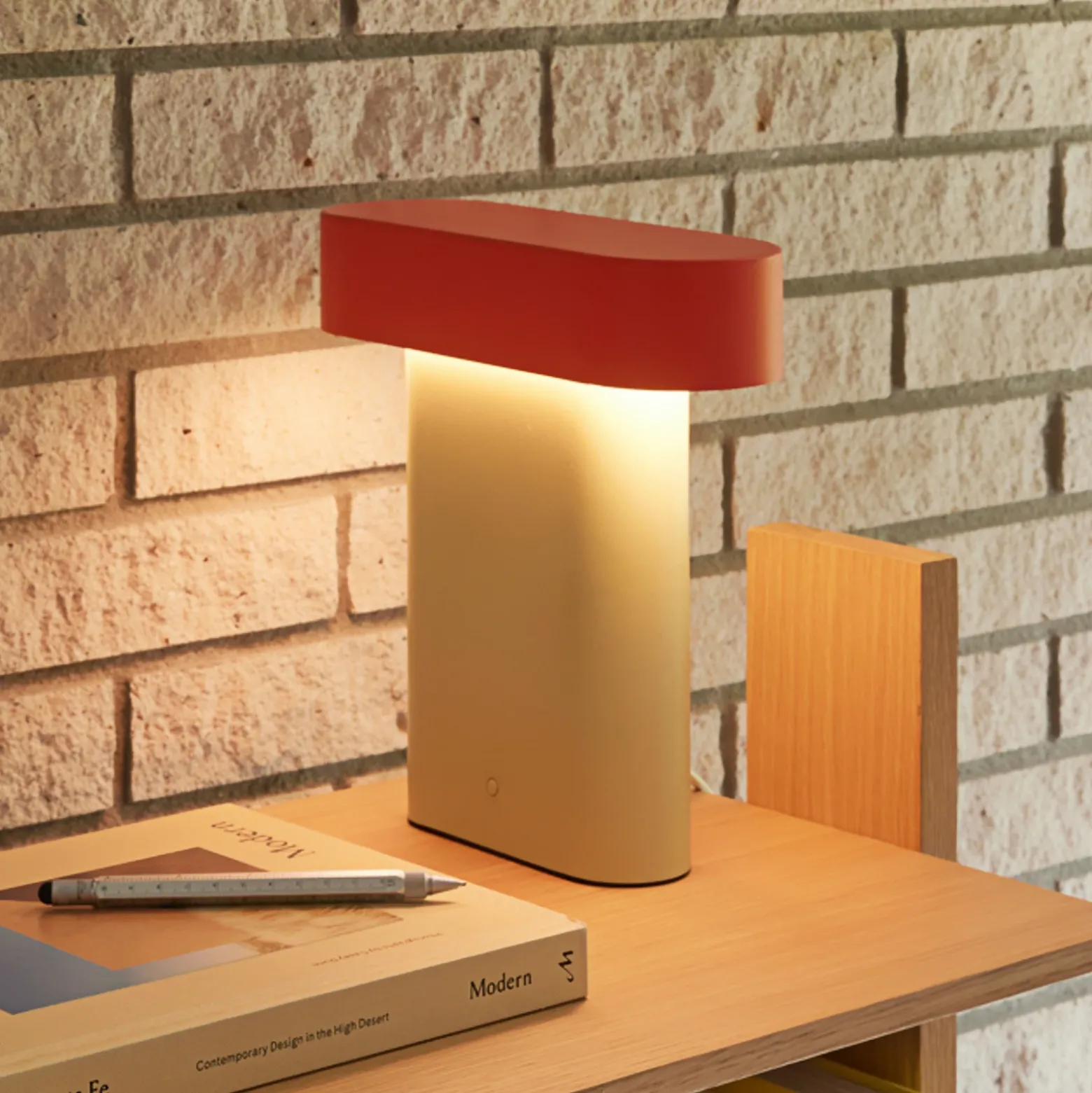 Hübsch Lámpara de mesa LED Sleek, verde claro/rojo, hierro, PC