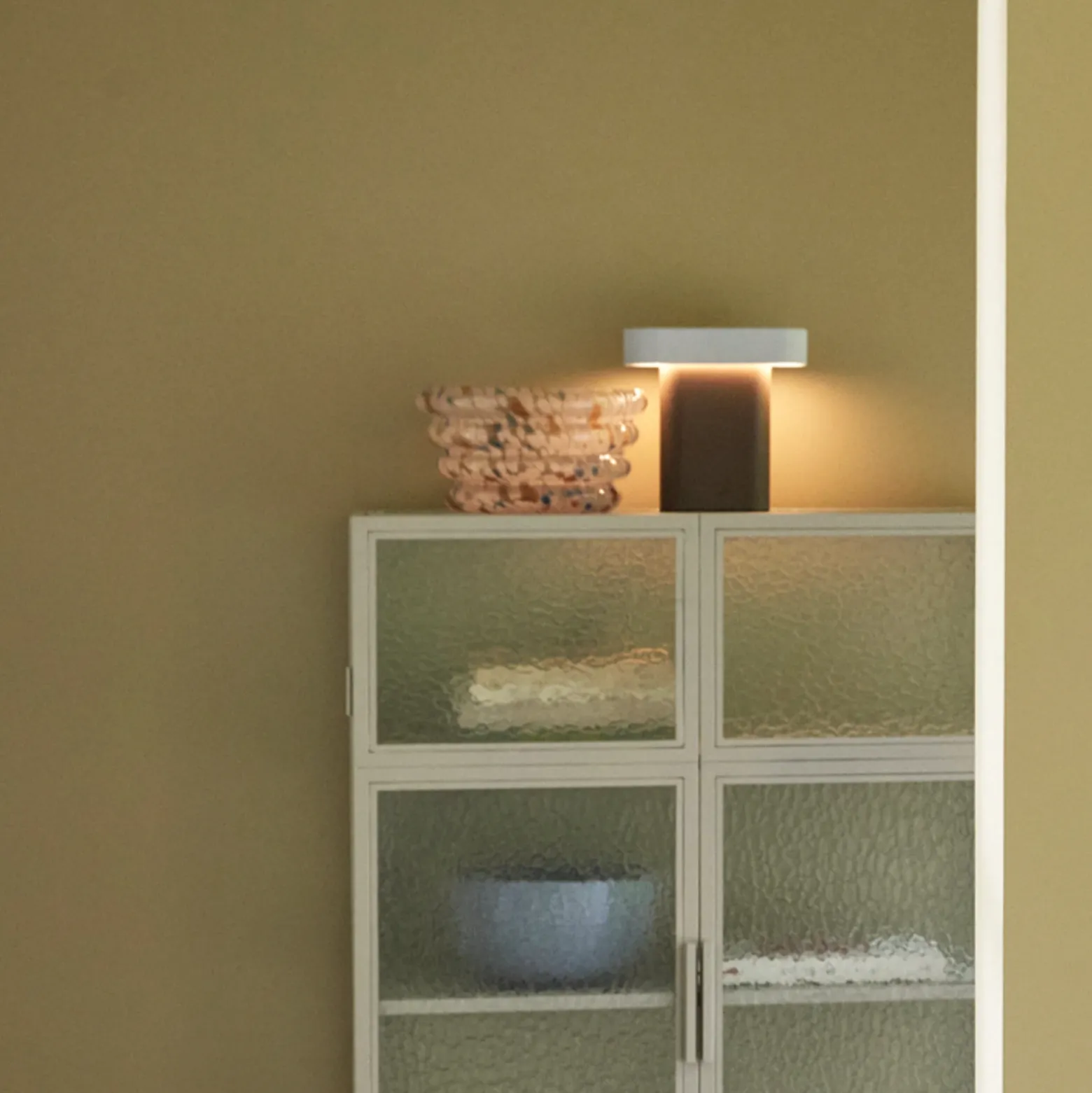 Hübsch Lámpara de mesa LED Sleek, hierro marrón/gris claro, PC