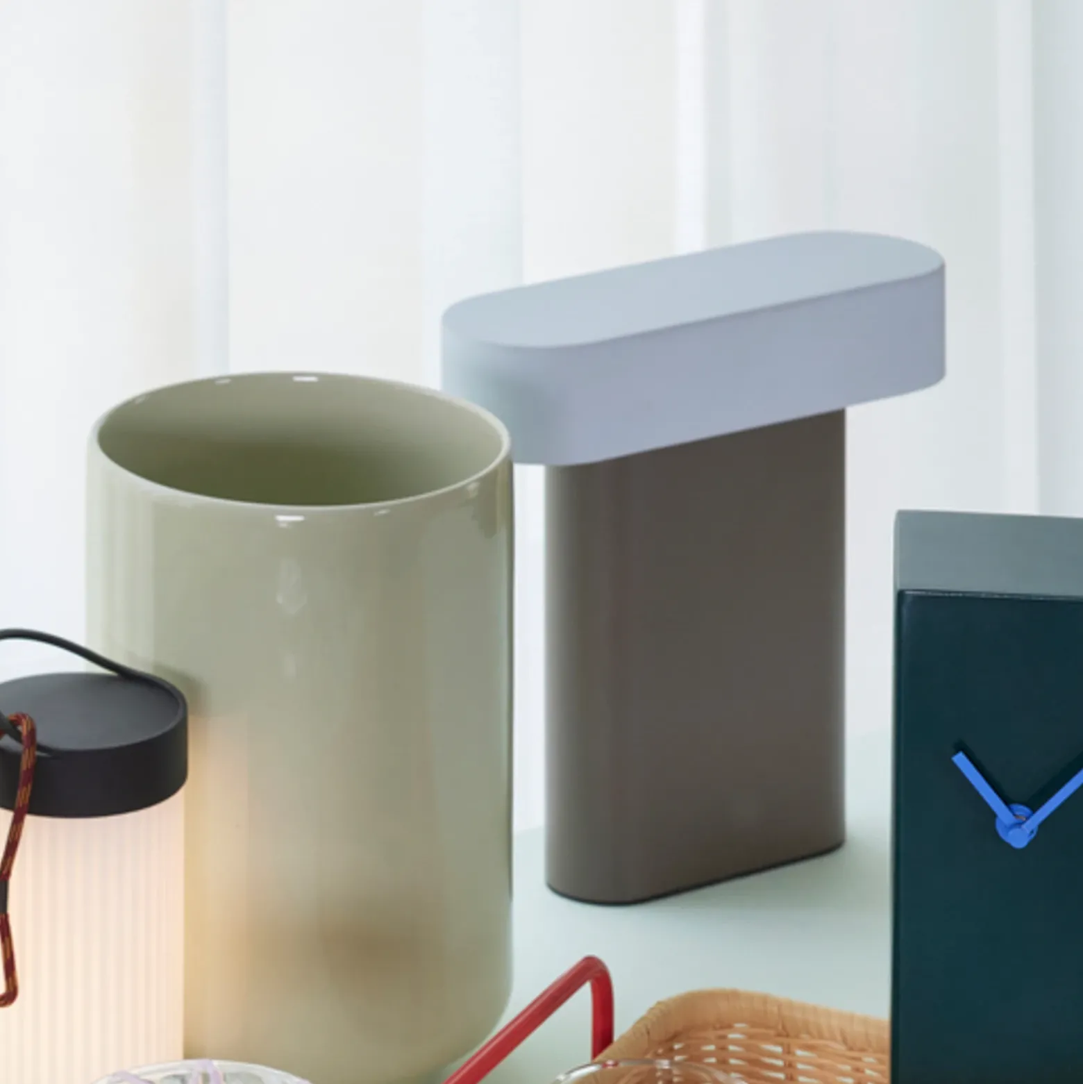 Hübsch Lámpara de mesa LED Sleek, hierro marrón/gris claro, PC
