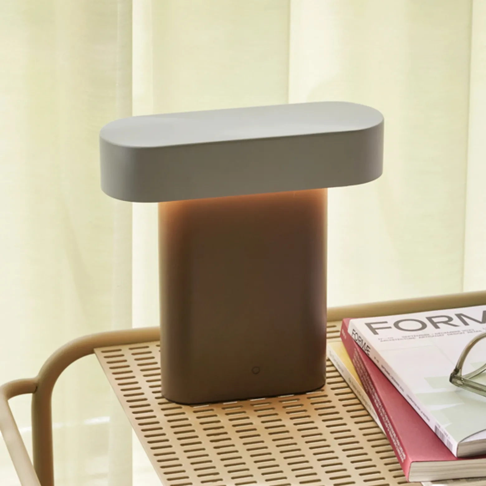 Hübsch Lámpara de mesa LED Sleek, hierro marrón/gris claro, PC