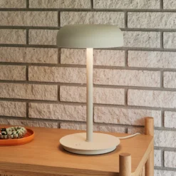Hübsch Lámpara de mesa LED Velo, beige arena, hierro, policarbonato