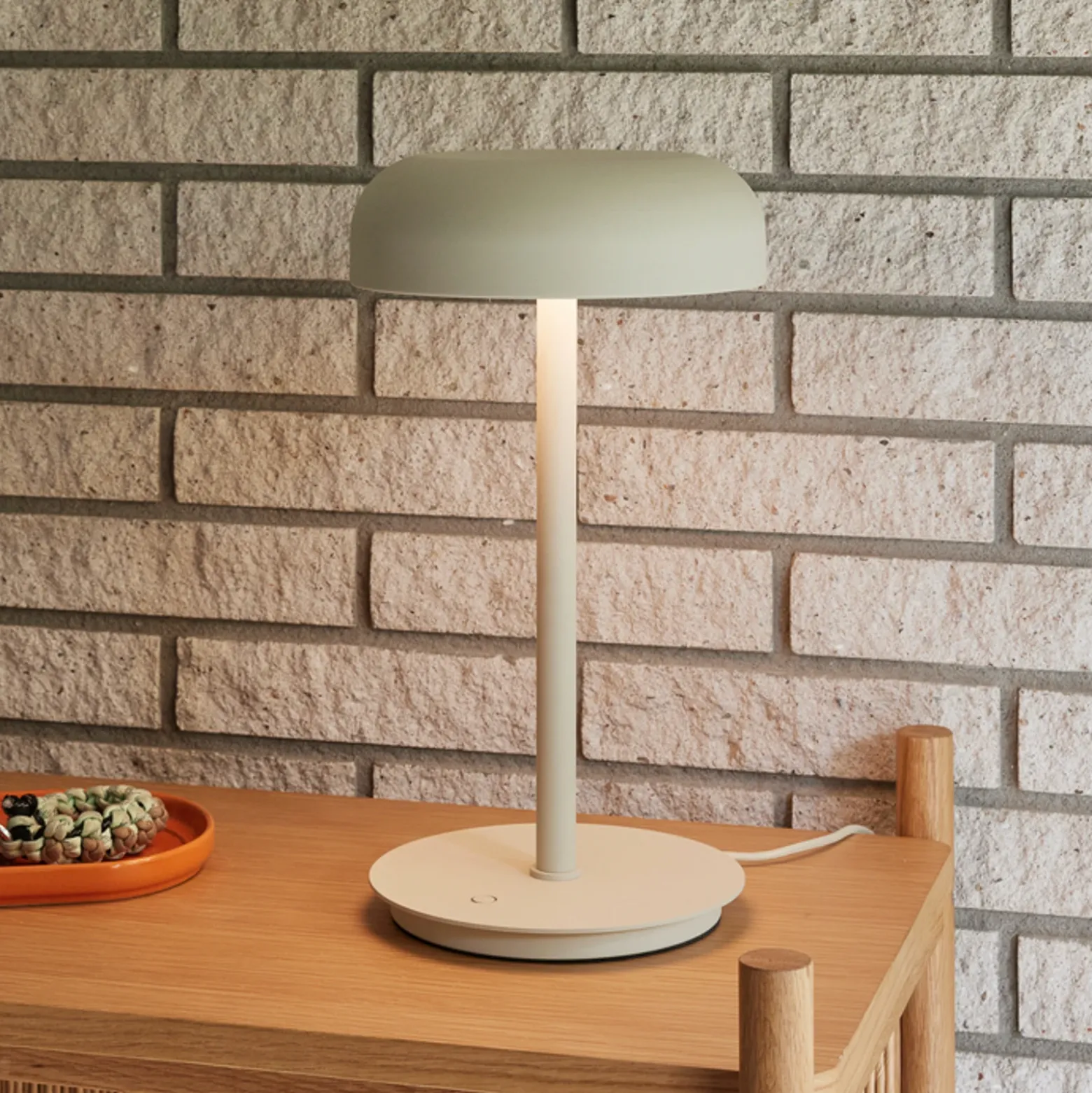 Hübsch Lámpara de mesa LED Velo, beige arena, hierro, policarbonato