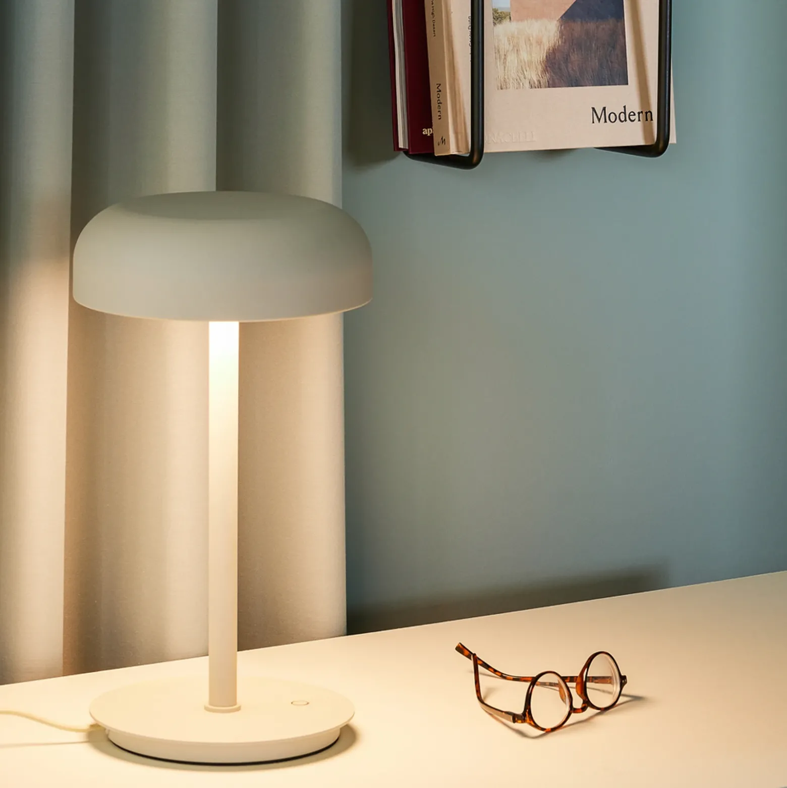 Hübsch Lámpara de mesa LED Velo, beige arena, hierro, policarbonato