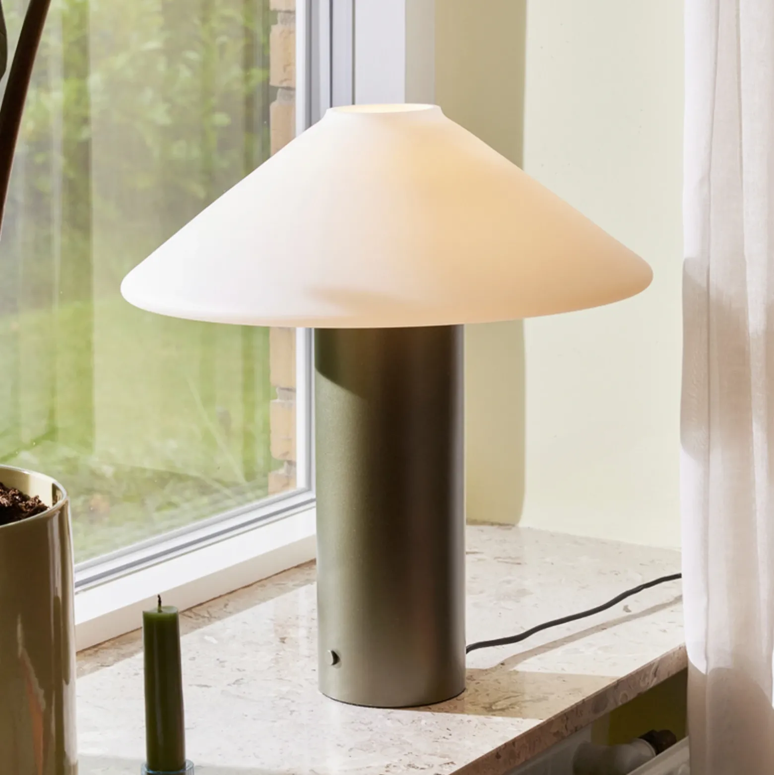 Hübsch Lámpara de mesa Orbit, verde oscuro, blanca, hierro, cristal