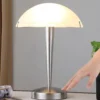 Hermosa lámpara de mesa Viola, níquel mate