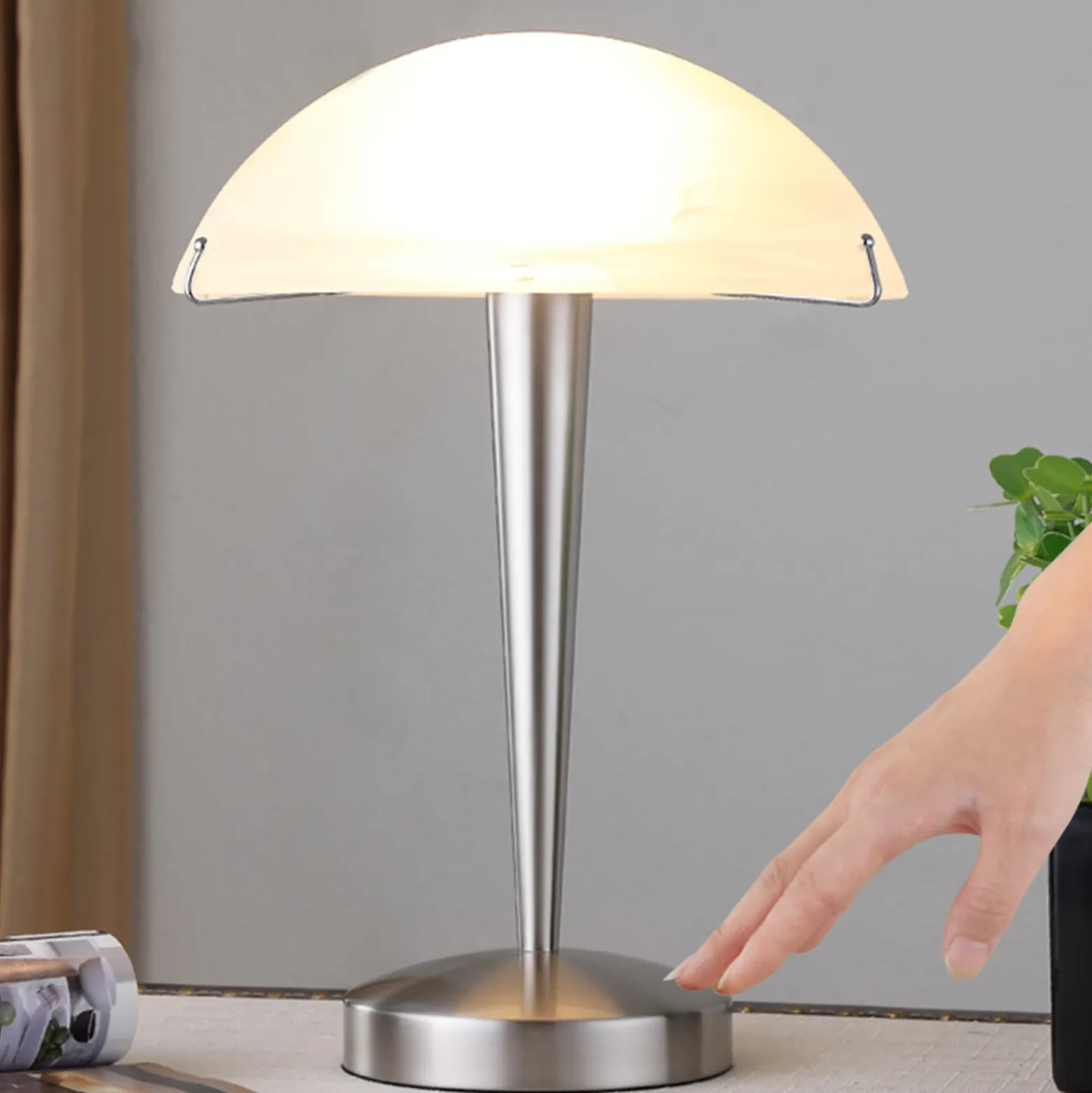 Hermosa lámpara de mesa Viola, níquel mate