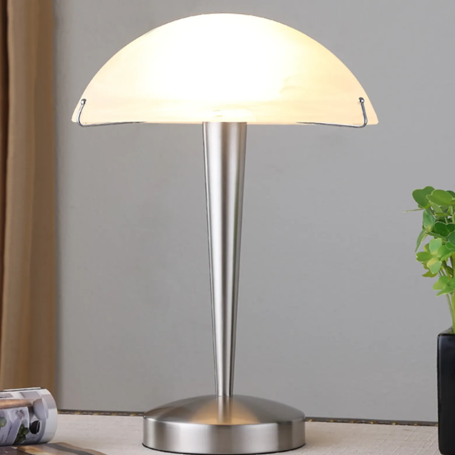 Hermosa lámpara de mesa Viola, níquel mate