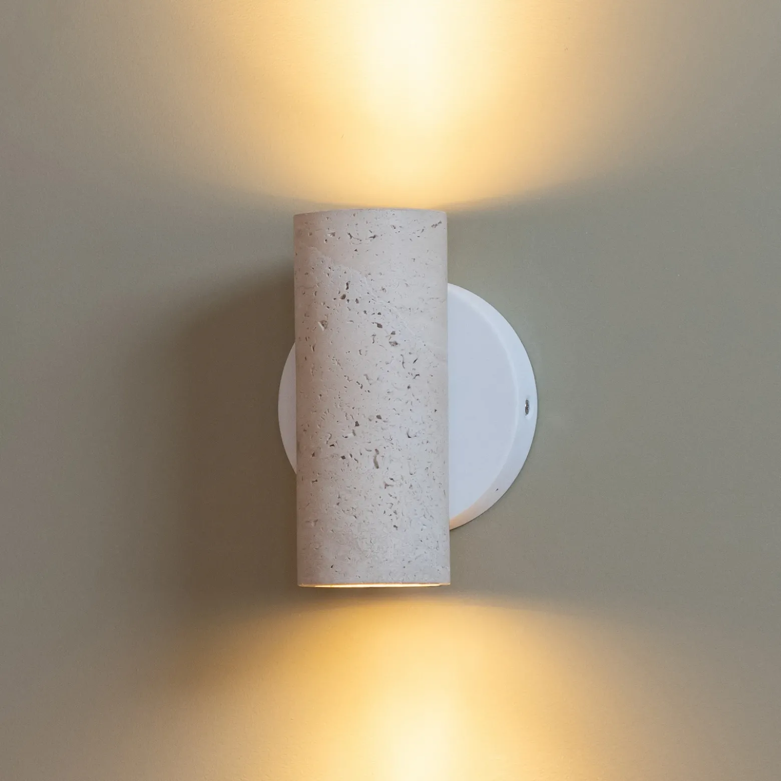 IT'S ABOUT ROMI Aplique de pared Tivoli, blanco, travertino, enchufe