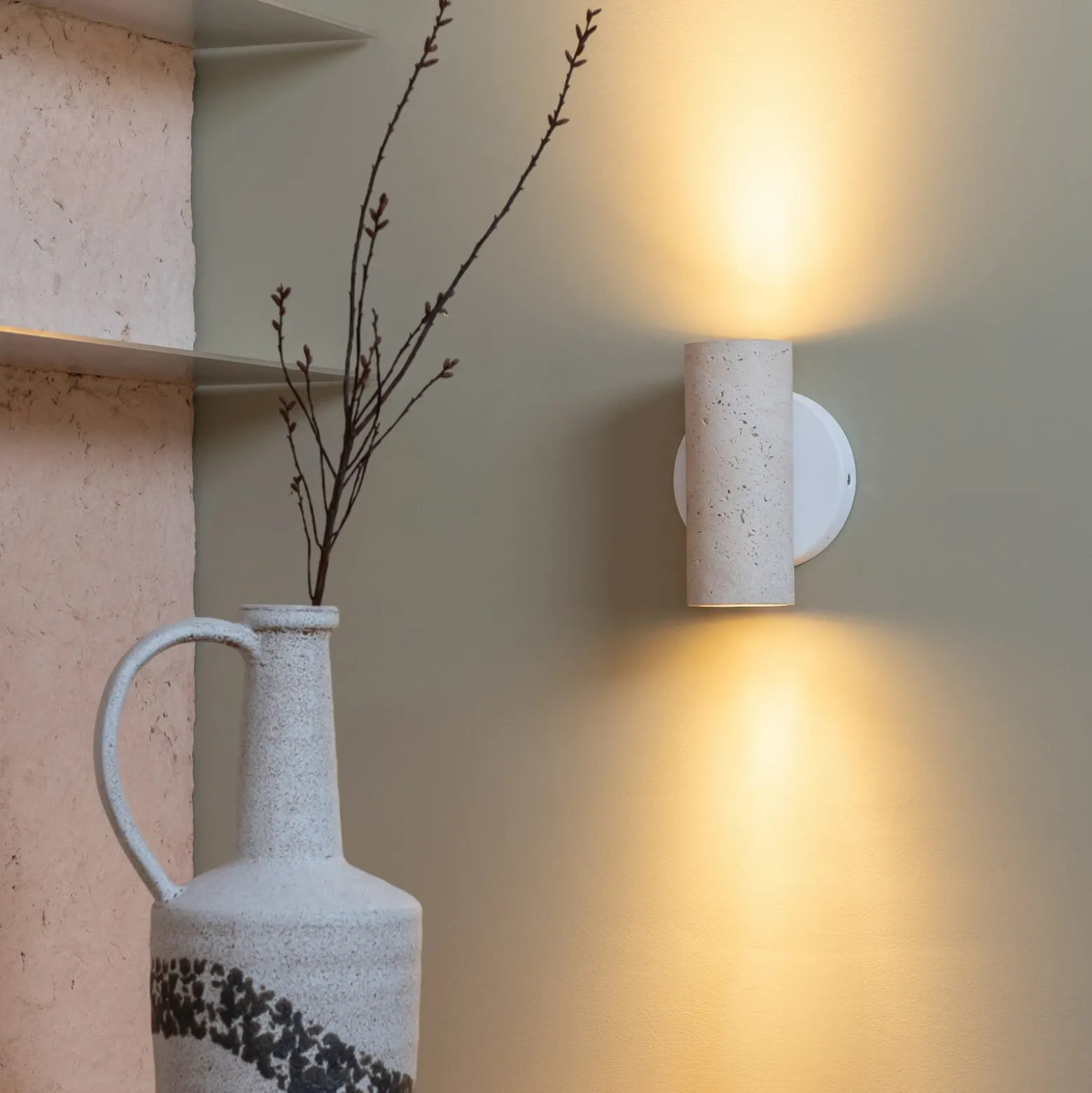 IT'S ABOUT ROMI Aplique de pared Tivoli, blanco, travertino, enchufe