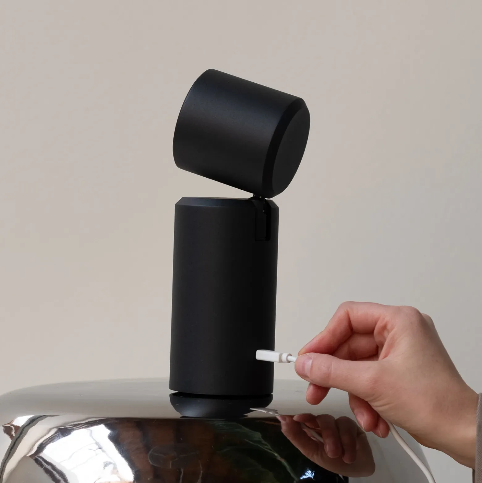 IT'S ABOUT ROMI Lámpara de mesa LED recargable Milan, negra, 19 cm