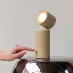 IT'S ABOUT ROMI Lámpara de mesa LED recargable Milan, beige, 19 cm