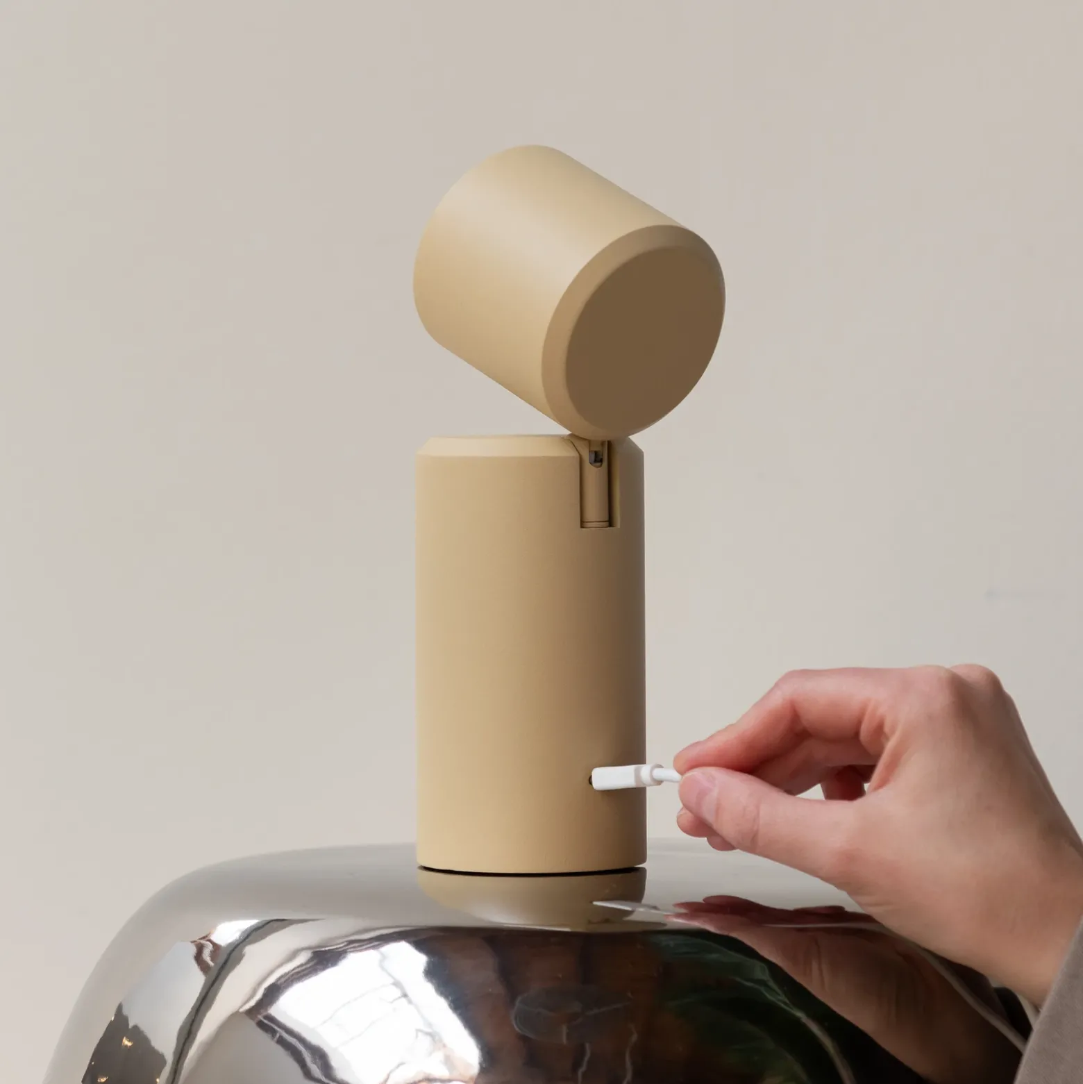 IT'S ABOUT ROMI Lámpara de mesa LED recargable Milan, beige, 19 cm