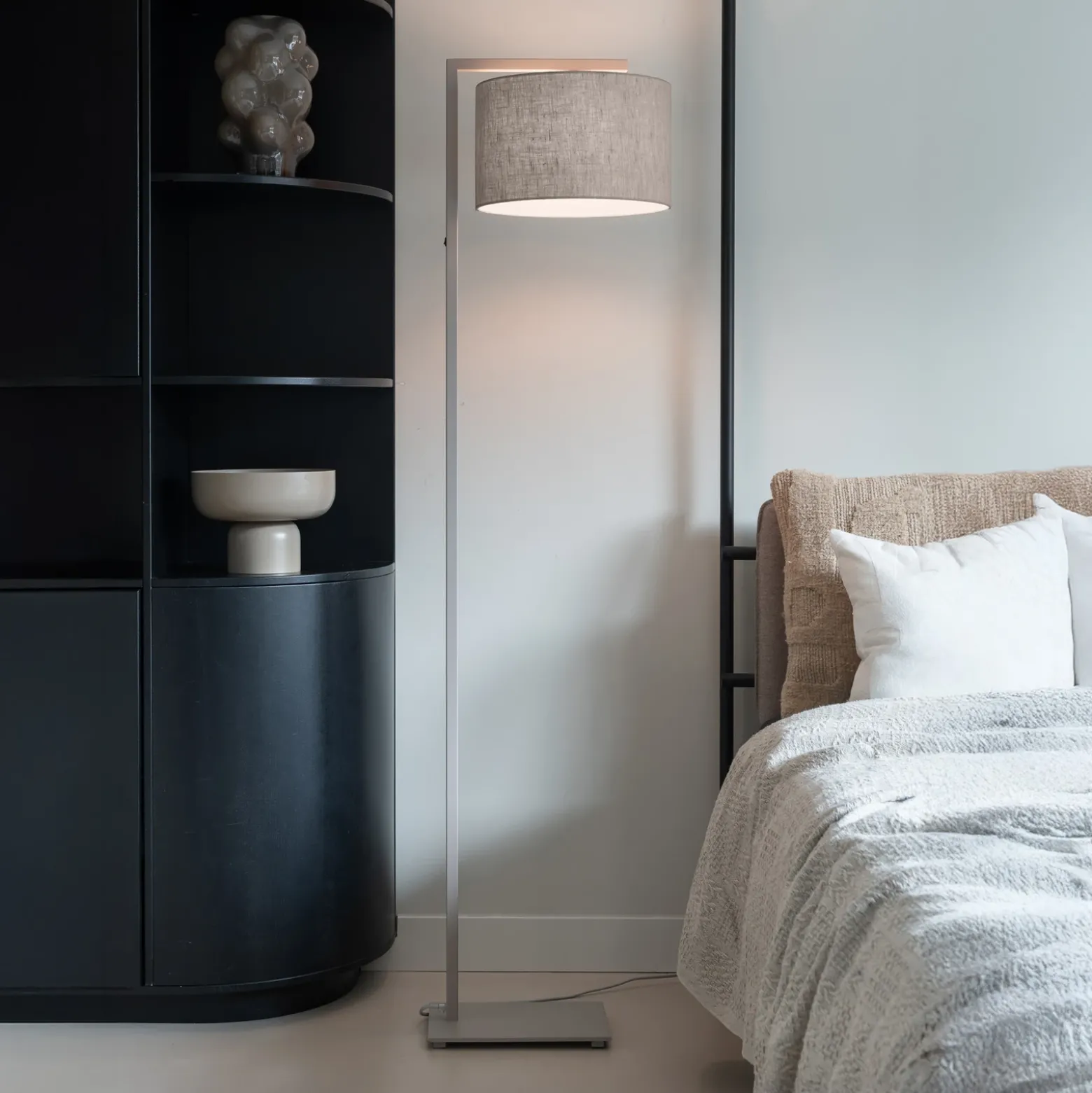 IT'S ABOUT ROMI Lámpara de pie Boston, Ø 32 cm, gris oscuro/color arena